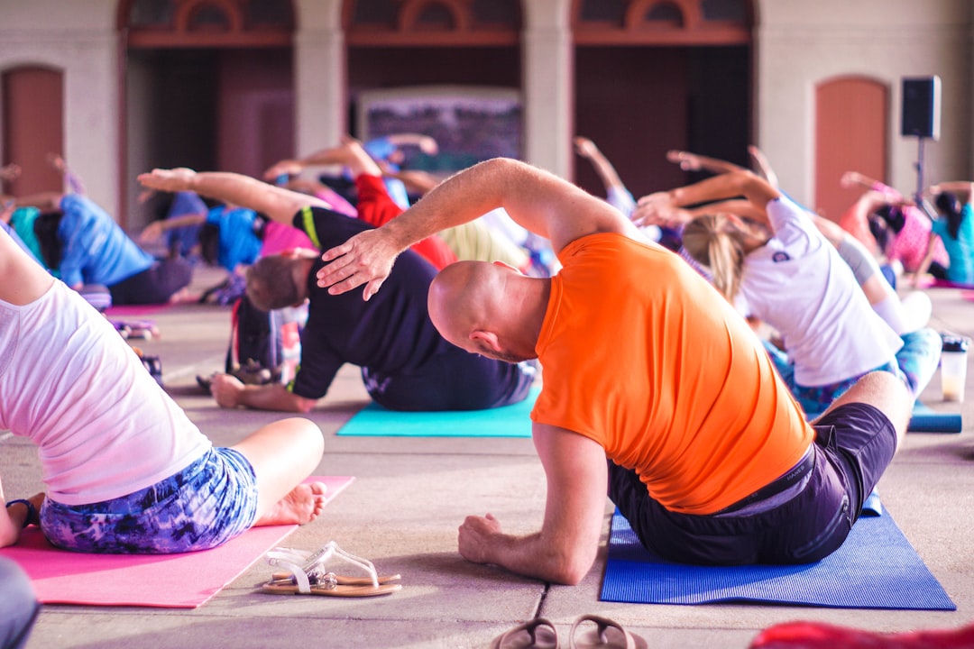 Zo bouw je een yoga thuis routine die je echt volhoudt