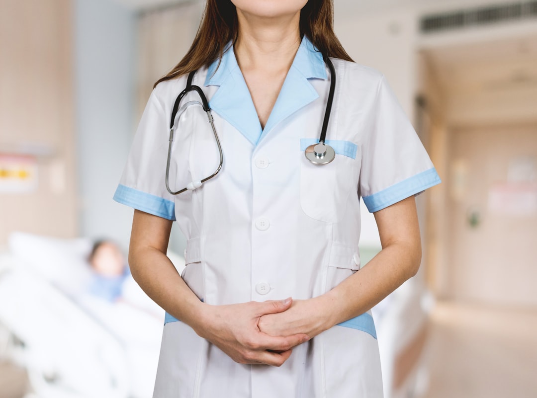Lichaamsonderzoek thuis: wat kun je zelf controleren en wanneer ga je naar de dokter?